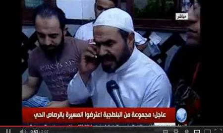 الداعية صلاح سلطان يخبر والد بمقتل ابنه " فيديو " الداعية صلاح سلطان يخبر والد بمقتل ابنه " فيديو "