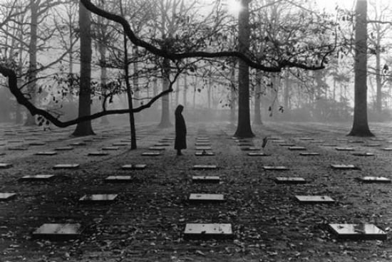 وضع امرأة تحت المراقبة القضائية بعد إدانتها بتهمة "إزعاج الموتى"