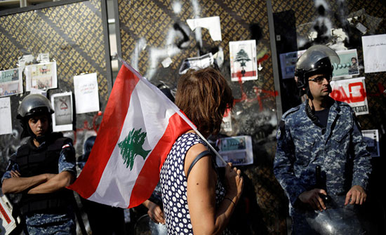 الأمن اللبناني يصدر توضيحا بعد انتشار فيديو "اعتقال مواطنة غاضبة بخشونة" الأمن اللبناني يصدر توضيحا بعد انتشار فيديو "اعتقال مواطنة غاضبة بخشونة"