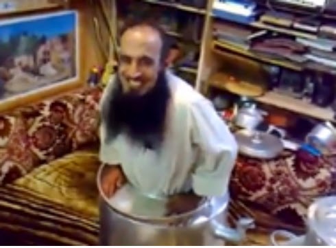 فيديو:سعودي أربعيني يختفي داخل بريق شاي فيديو:سعودي أربعيني يختفي داخل بريق شاي