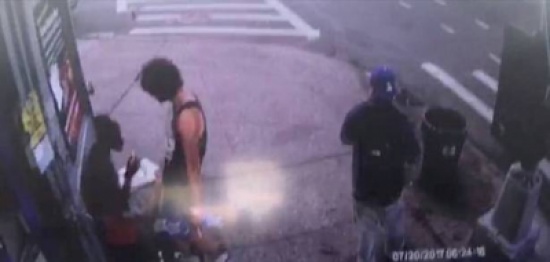 بالفيديو.. طُعن حتى الموت أثناء تناوله الفطور!