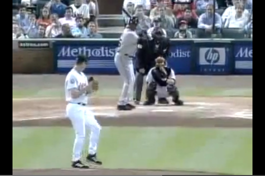 لاعب بيسبول يتصرف بطريقة غريبة