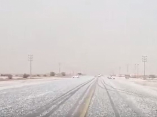 شاهد..  ثلوج على طريق في السعودية