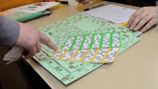 تمزق جائزة يانصيب لتبعد عنها الطامعين !!