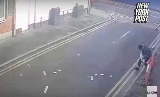 بالفيديو: تطاير أموال من جيب لص بعد سرقتها بلحظات ...