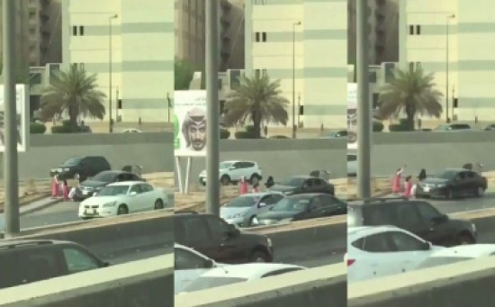 يخففون عن والدهم حرارة الشمس