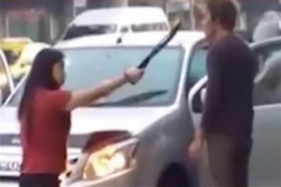 شاهد.. امرأة تهاجم زوجها بساطور لغيابه عن المنزل