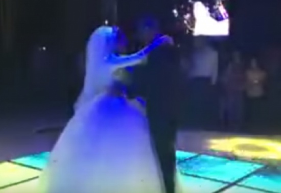 شاهد..  شاب يعد مفاجأة غير متوقعة لعروسه