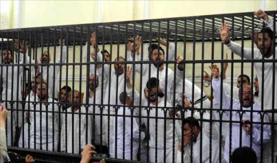 معتقلو مصر يبدؤون "انتفاضة السجون" معتقلو مصر يبدؤون "انتفاضة السجون"