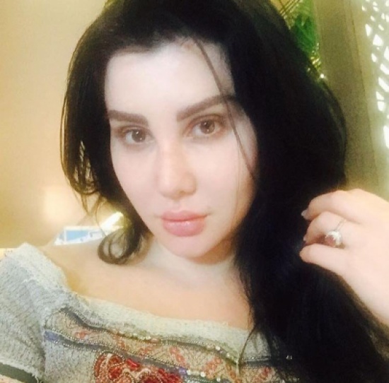 جيني أسبر بكامل ملابسها في المسبح – بالصورة