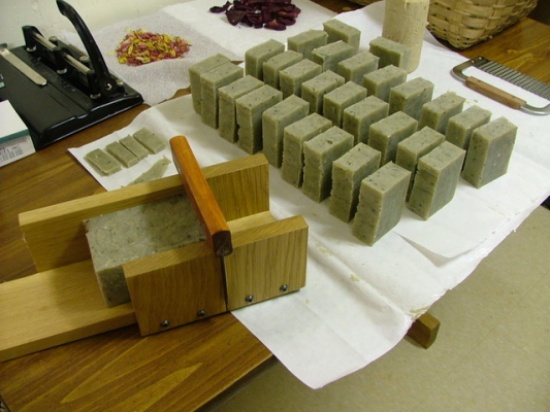 صناعة الصابون من زيت الزيتون تجارة رائجة في " بني كنانة "