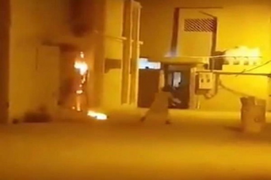 بالفيديو: شاب يرتكب كارثة بعد أن حاول اطفاء حريق عداد الكهرباء بدلو من الماء !