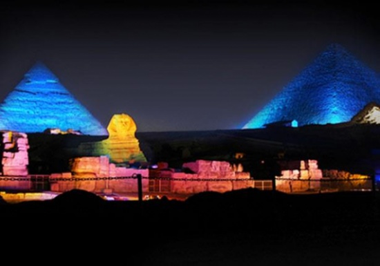 الأهرامات تضئ باللون الأزرق