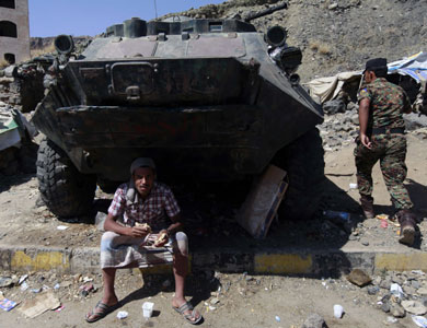 مقتل ستة عسكريين يمنيين في انفجار عبوة ناسفة بحافلة كانت تقلهم بصنعاء