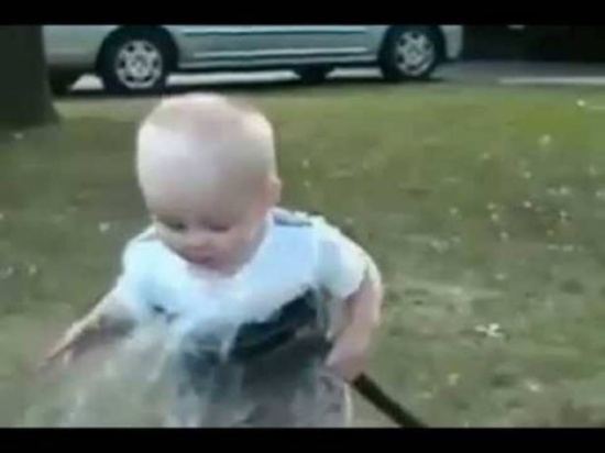 طفل أصيب بحروق من الدرجة الثانية بعد أن رشته أمه بخرطوم المياه..كيف حصل ذلك؟!