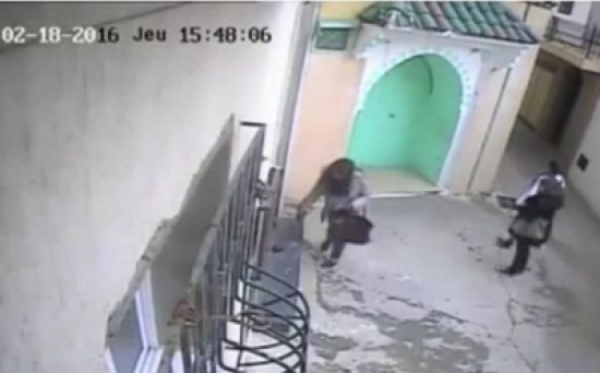 فيديو: فتيات يسكبن أعمال سحر أمام أحد المنازل بالمغرب فيديو: فتيات يسكبن أعمال سحر أمام أحد المنازل بالمغرب