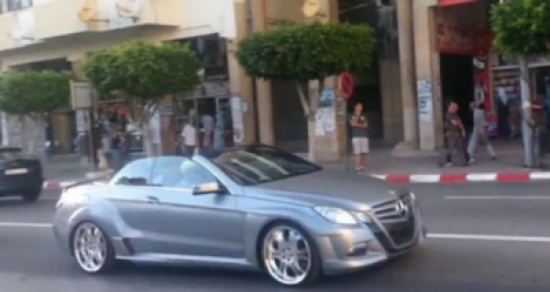 شاهد.. الملك محمد السادس يتجول بسيارته في شوارع المغرب