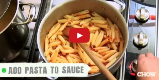 بالفيديو: أفضل طريقة لإعداد طبق شهي من المعكرونة