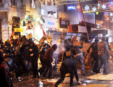 اعتقال 31 شخصا خلال تفريق التظاهرات المطالبة باستقالة أردوغان في تركيا