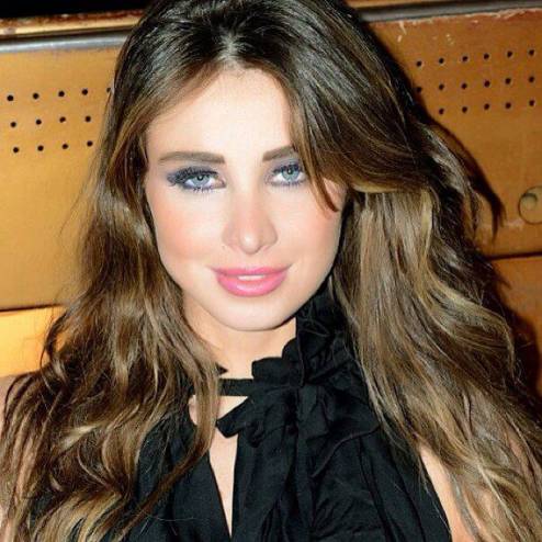 صورة| انابيلا هلال بلباس صيفي على الثلج مع صديقاتها !