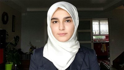 بالصور.. قصة الفتاة التي تخلت عن الحجاب عقب هجمات باريس بالصور.. قصة الفتاة التي تخلت عن الحجاب عقب هجمات باريس