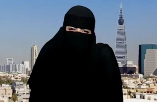سعودية منقبة تعمل في مجال الكوميديا (شاهد)