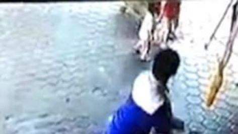 فيديو مذهل لوالد ينقذ طفليه من أمام سيارة مسرعة فيديو مذهل لوالد ينقذ طفليه من أمام سيارة مسرعة