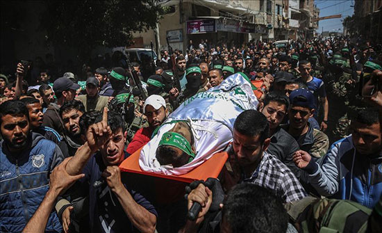 المئات يشيعون جثامين 4 شهداء فلسطينيين في قطاع غزة المئات يشيعون جثامين 4 شهداء فلسطينيين في قطاع غزة