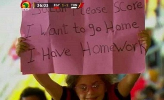 بالصورة : محمد صلاح يرد على الطفلة المصرية صاحبة اللافتة