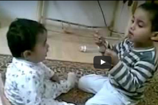 شاهد.. طفل يخرج الجني من اخوه