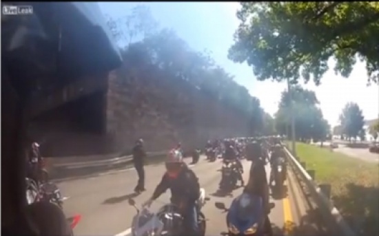 سائق سيارة يدهس مجموعة من راكبي الدراجات فيطاردونه !!