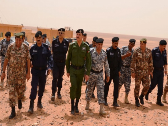 الطوالبة يتفقد كتائب لواء الصحراء الخاص في مناطق الرويشد الطوالبة يتفقد كتائب لواء الصحراء الخاص في مناطق الرويشد