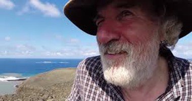 بالفيديو.. مليونير يعيش 11 ليلة على جزيرة بمفرده ويتغذى على البيض