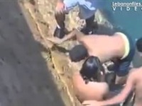 شاهد.. سقوط مروع لشاب حاول القفز في الماء