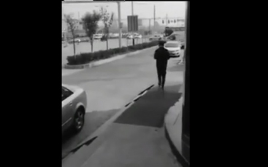 بالفيديو: انشغل بهاتفه وهو يمشي.. فماذا حلَّ به! بالفيديو: انشغل بهاتفه وهو يمشي.. فماذا حلَّ به!