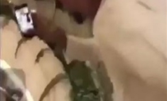 شاب يلقى النقود على المتسوقين يثير غضب السعوديين (فيديو)