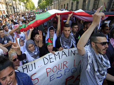 مظاهرة حاشدة في باريس تنديداً بالحرب الإسرائيلية على غزة