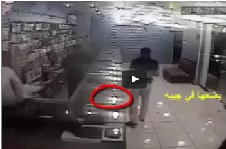 شاهد.. رجل يسرق نقودا سقطت من أحد الزبائن