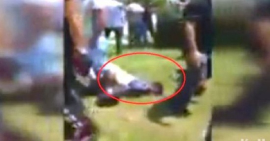 شاهد.. مصلون يهاجمون انتحارياً ويشبعونه ضرباً داخل مسجد بتركيا