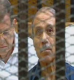 استئناف محاكمة حبيب العادلي و6 من معاونيه في قضية قتل المتظاهرين بمصر استئناف محاكمة حبيب العادلي و6 من معاونيه في قضية قتل المتظاهرين بمصر