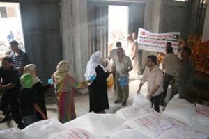 توزيع طرود غذائية على الاسر الفقيرة بالمزار الجنوبي  