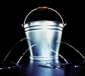 وفاة طفل غرقا في دلو ماء  