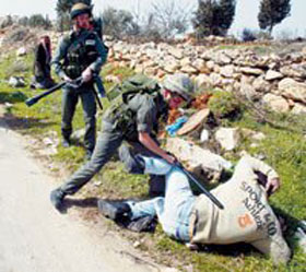 اصابة شاب فلسطيني برصاص الاحتلال جنوب قطاع غزة 