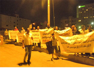 العشرات أمام مبنى مكافحة الفساد يطابون برحيل الفاسدين  ( شاهدوا الصور )