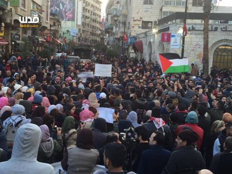 مسيرة حاشدة برام الله تطالب بمحاكمة عباس مسيرة حاشدة برام الله تطالب بمحاكمة عباس