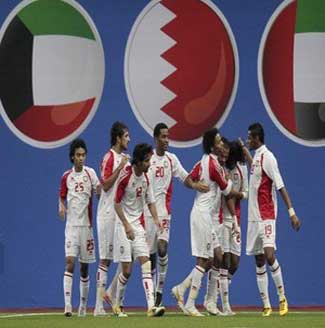 الإمارات وقطر وعُمان تلحق بالسعودية إلى نصف نهائي "خليجي الأولمبي" الإمارات وقطر وعُمان تلحق بالسعودية إلى نصف نهائي "خليجي الأولمبي"