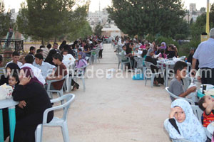 مآدب إفطار ملكية للايتام والفقراء في الرمثا ( صور )