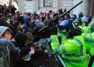 السجن لبريطانيين حرضا على الشغب بالفيسبوك