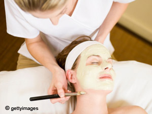 العناية ببشرتك على الطريقة الإسبانية قبل العيد 