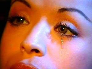  لماذا يكره بعض الرجال دموع المرأة